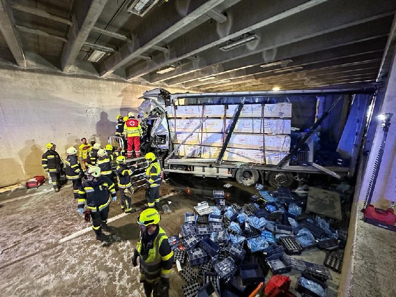 Schwerer LKW Unfall in der Unterflurtrasse St.Andrä – Reifenbrand und eingeklemmte Person (Bild 1)